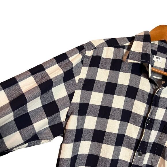 Uniqlo navy and white flannel button down shirt. - Picture 9 of 10